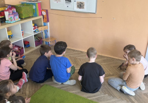 dzieci oglądają zdjęcia obrazów