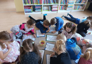 dzieci kolorują kolorowanki