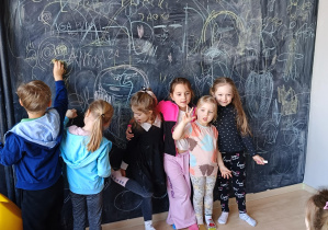dzieci rysują po tablicy