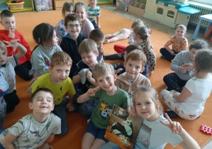Grupa dzieci z książką