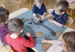 dzieci kolorują kontur postaci "Krecik"