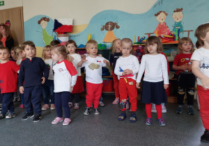 dzieci pozują do zdjęcia