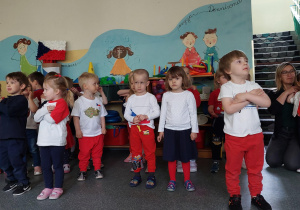 dzieci pozują do zdjęcia