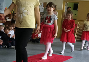dzieci prezentują swoje stroje