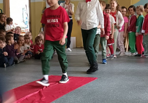 dzieci prezentują swoje stroje