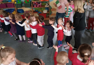 dzieci ustawione w pociąg