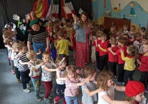 dzieci ustawione w pociąg