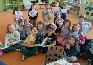 grupa dzieci z pracami plastycznymi i konsrukcyjnymi