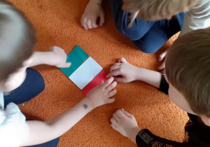 Dzieci układają włoską flagę