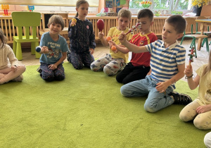 dzieci grają na instrumentach