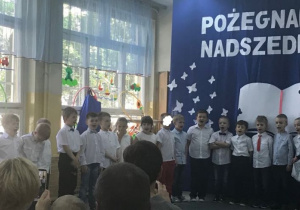 dzieci ustawione podczas pożegnania