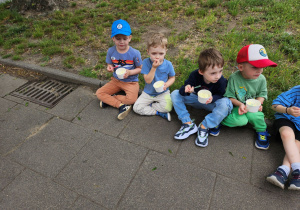 Dzieci jedzą lody
