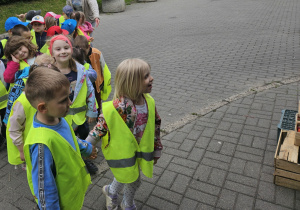 dzieci stoją przed sklepem spożywczym