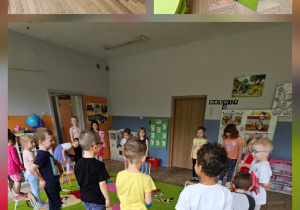 grupa dzieci w kole z panią