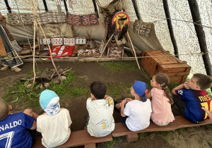 dzieci w tipi