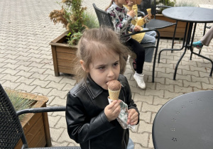dziewczynka je loda