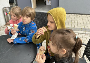 dzieci jedzą lody