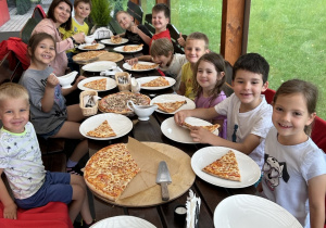 dzieci podczas wizyty w pizzerii
