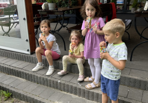 dzieci piją soczek