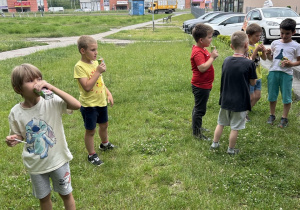 dzieci piją soczek