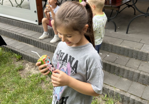 dziewczynka trzyma w ręku soczek