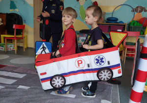 dwóch chłopców miękkiej atrapie autobusu i autka