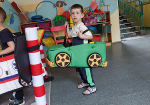 chłopiec w miękkiej atrapie auta