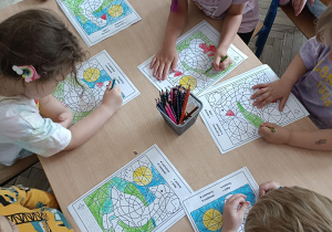 dzieci kolorują obrazek według koloru