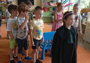 dziewczynka w todze adwokackiej