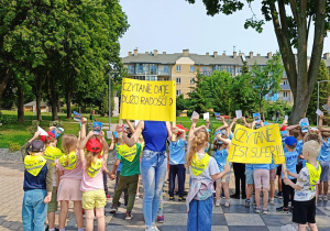 Grupa Dzieci pozuje do zdjęcia