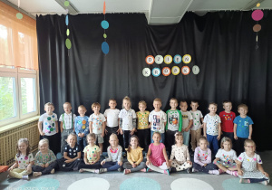 zdjęcie grupowe na tle dekoracji