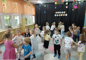 dzieci tańczą przy muzyce