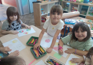 dzieci wykonują pracę przy stolikach