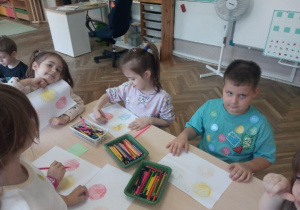 dzieci wykonują pracę przy stolikach