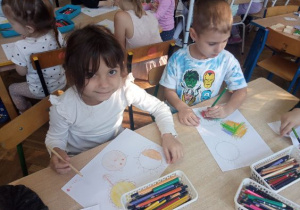 dzieci wykonują pracę przy stolikach