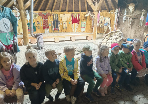 dzieci siedzą na ławeczce