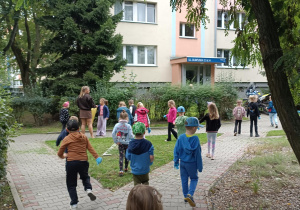 dzieci szukają śmieci