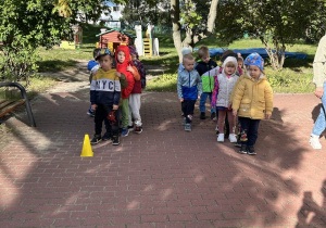 dzieci stoją ustawione w dwóch rzędach