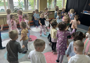 dzieci tańczą podczas dyskoteki z okazji Dnia Przedszkolaka
