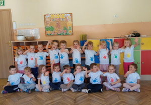 grupa dzieci w sali przedszkolnej
