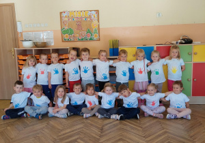 grupa dzieci w sali przedszkolnej