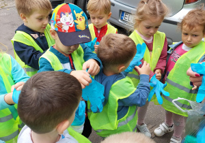 dzieci podczas akcji sprzątanie świata