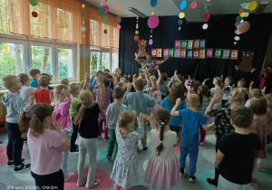 Dzieci tańczą do muzyki