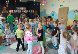 Dzieci tańczą trzymając się za ręce