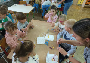 Dzieci przy stole z probówkami