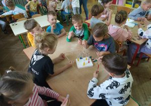 Dzieci przelewają zabarwiona wodą