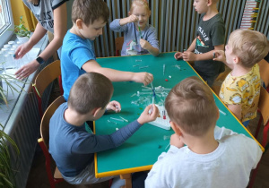 Dzieci eksperymentują z zabarwioną wodą