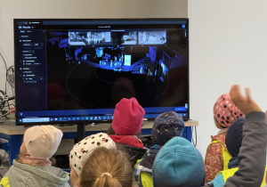 Dzieci patrzą na monitor