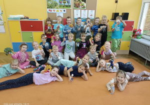 grupa dzieci pozuje ze swoimi kukiełkami