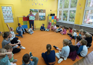 Pani pokazuje grupie dzieci znaki